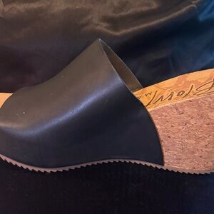 🔥 NWOT Blowfish Black and Brown Cork Heels
